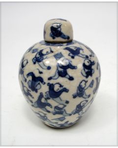 Chinees miniatuur porseleinen dekselpotje met zotjes decor, 19e eeuw