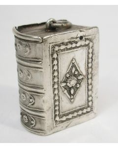 Zilveren snuifdoosje in de vorm van een boekje, Carolus ten Ham, Amsterdam, 1790