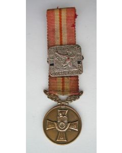 Miniatuur medaille voor tienjarig lidmaatschap van de Bond van Nederlandse Militaire Oorlogsslachtoffers met gesp 