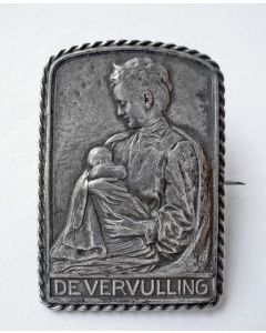 Zilveren broche met plaquette 'De vervulling' door Pander, 1909