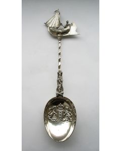 Zilveren sierlepel met het Amsterdamse stadswapen, 1901