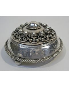 Zilveren doos, vervaardigd van een 19e-eeuws Zeeuws zilveren broekstuk