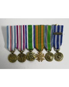 Spang van zes miniatuur onderscheidingen van een militair, deelnemer aan Internationale operaties