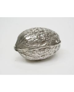 Zilveren doosje in de vorm van een walnoot