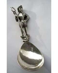 Zilveren serveerlepel met krijgsman, ca. 1900
