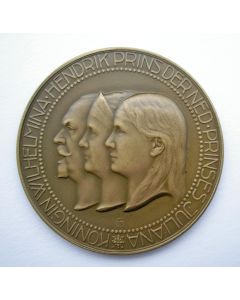 Jaarpenning VPK 1926 (#1), Drieportret Koninklijke familie