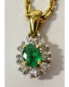 Hanger met smaragd en briljantjes, aan gouden collier