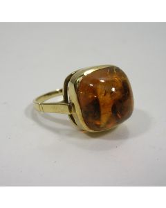 Gouden ring met amber / barnsteen