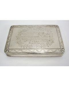 Zilveren tabaksdoos met inscriptie, geschonken aan G. Verploeg uit Dreumel vanwege zijn menslievende daden bij de Watersnood in de Bommelerwaard van 1799.