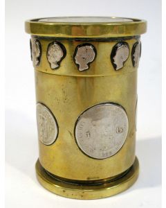 Dekseldoosje, vervaardigd uit een granaat en zilveren munten, periode W.O.II