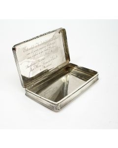 Zilveren tabaksdoos met gelegenheidsinscriptie van een vader aan de onderwijzer van zijn overleden dochters, Haarlem 1848