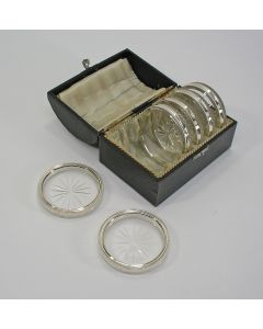 Kristal met zilveren onderzetters in cassette, ca. 1900