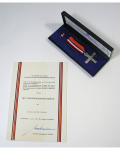 Verzetsherdenkingskruis, 1980, postuum toegekend aan Marinus Vaumont (1896-1944), met bijbehorende oorkonde 