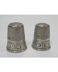 Twee zilveren vingerhoeden van gelijke uitvoering, ca. 1900