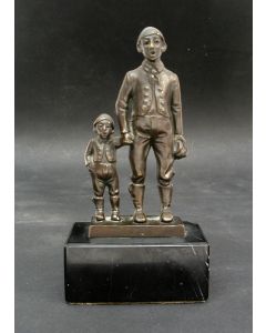 Bronzen beeldje, vader en zoon in Duitse dracht, ca. 1900