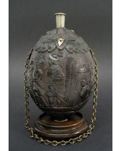 Kruithoorn met militaire voorstelling, vervaardigd uit kokosnoot, Frans-koloniaal, Empire