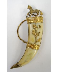 Vinaigrette als broche, tijgertand met gouden montuur, 19e eeuw 