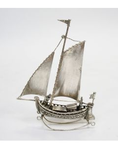 Miniatuur zilveren vissersboot