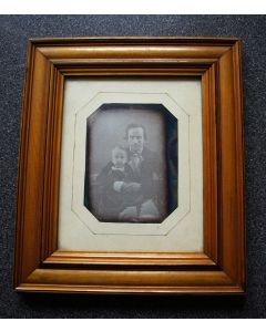 Daguerreotype, vervaardigd in Batavia, portret van Toneo Modderman en zijn zoontje, 1852