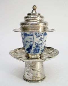 Zilveren houder voor theekom, Tibet, ca. 1900.