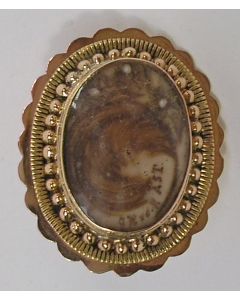 Gouden rouwsieraad met haarmemoriestukje, 19e eeuw