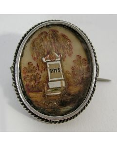 Zilveren rouwsieraad met haarmemoriestukje, 19e eeuw