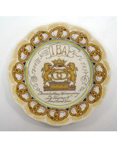 Herinneringsbord 70-jarig bestaan Amsterdamse Broodbakkers Vereeniging 'De Voorzorg' (IBA), Plateelbakkerij Zuid Holland Gouda 1914