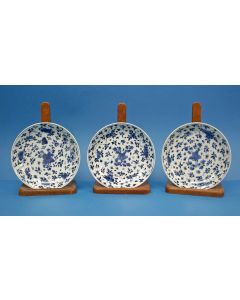 Drie Chinese porseleinen borden, Kangxi periode