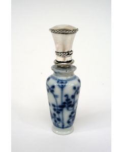 Saksisch porseleinen parfumflesje met zilveren dop