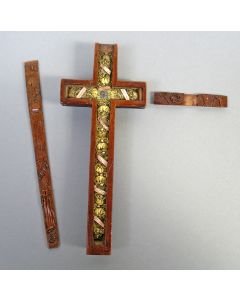 Bestoken notenhouten crucifix, inhoudend relikwieën, ca. 1800