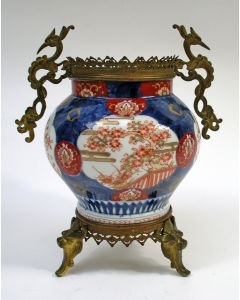 Japans Imari vaas met bronzen montuur, 19e eeuw